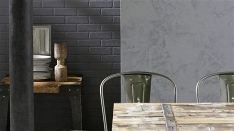Boutique multimarque de chaussures moyen haut de gamme pour femme. Peinture gris perle : une couleur très tendance en déco