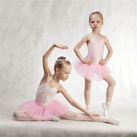 Dos Bailarines De Ballet Poco En El Tutú — Foto De Stock 67011209