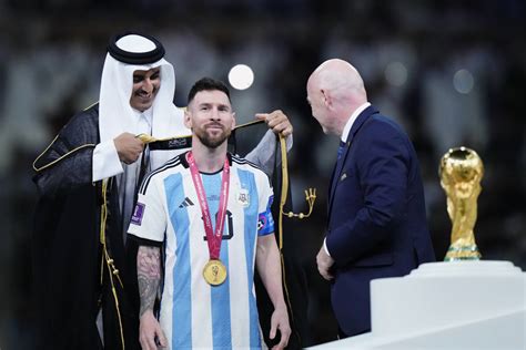Lionel Messi Wears Arab Robe During World Cup Trophy Lift Futbol On