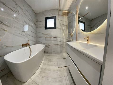 Réalisation Salle de Bain chic avec carrelage imitation marbre