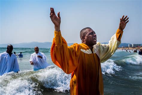 Ocean Baptisms Believers Make A Fresh Start In Venice Los Angeles Times