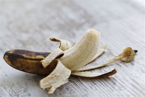 What is the proper way to freeze bananas? How to Quickly Freeze Ripe Bananas