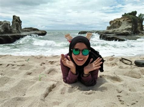 Hal ini menciptakan pemandangan yang begitu menawan dan sayang jika tidak diabadikan. Telepon Pantai Karang Bolong - 55 Tempat Wisata di Jogja (Yogyakarta) Destinasi Alam ...