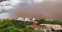 Tormenta de arena sorprende a varias ciudades en Brasil y tiñe el cielo de naranja