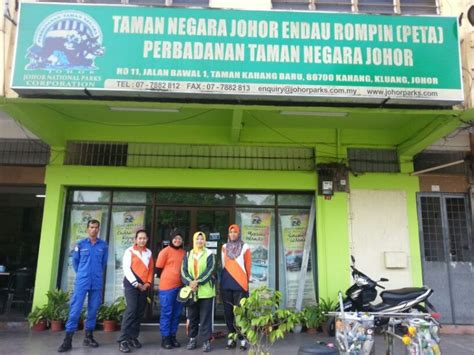 It is south of the state of pahang and northeast of johor covering an area of approximately 870 km2 (340 sq mi). Taman Negara Endau-Rompin, Johor | Kawasan Rekreasi Di ...