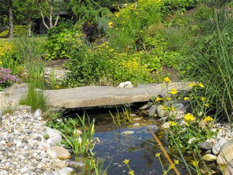 Neben der rein optischen komponente bringen die kleinen biotope auch in anderer hinsicht einen mehrwert, weil sie insekten und vögel anlocken sowie fischen und fröschen ein zuhause bieten und dadurch deinem garten zu mehr vielfalt. Teich im Garten - wir beraten! Gartenteich in Xanten