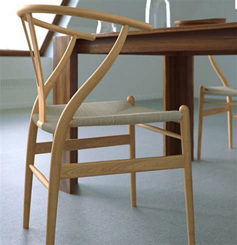 Important part of this chair, that initiated the interest for the same, is its back leg in the shape of the y letter that by an automatism illustrates branching which leaves the line of possibilities for resolving the connection of other elements. Tags: 單椅 Side Chairs