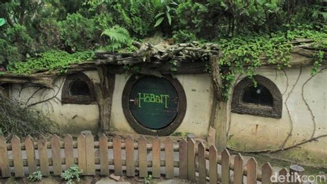 Rumah hobbit paraland resort : Rumah Hobbit Paraland Resort - Beautiful View With Hobbit Houses Farmhouse Bandung Lembang ...