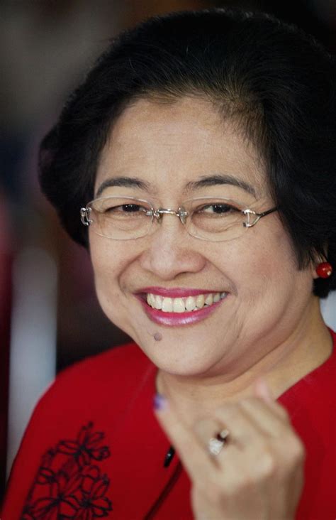 Pada masa pemerintahannya, megawati mendorong konsolidasi demokrasi di indonesia. Female Heads of State: Modern Women in Power in Asia