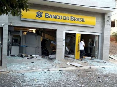 bandidos explodem caixas eletrônicos de agência bancária em rodeiro