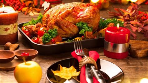 Prepare a delicious yet easy christmas dinner menu with inspiration from our timeless holiday food pairings. Traditional Christmas Dinner Table Decorating - YouTube