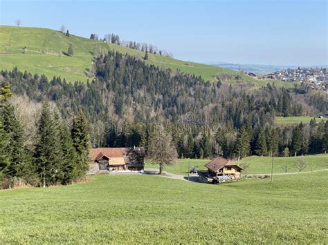 Antiguas Casas Tradicionales Y Arquitectura Rural Suiza Subalpina