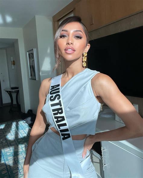 9 Potret Paripurna Maria Thattil Top 10 Miss Universe 2020