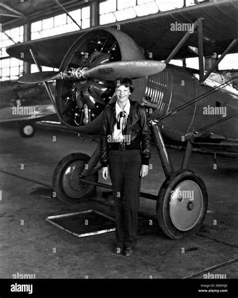 pioniere dell aviazione amelia earhart pone con il suo aereo in un hangar luglio 30 1936