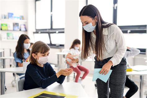 Hoy terminó una gran consulta que hicieron entre 52 mil maestros, y les preguntaron sobre como creen que podría darse el regreso a clases, que creen necesario para lograrlo y como se sienten al respecto. Gobernador de Jalisco propone regreso a clases ...