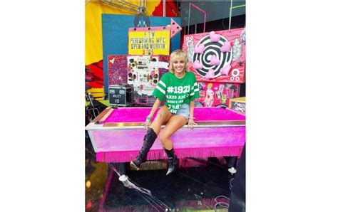 She appeared at the raymond james stadium in tampa bay where she leaned into. Milye Cyrus brilla en el Super Bowl | El Diario