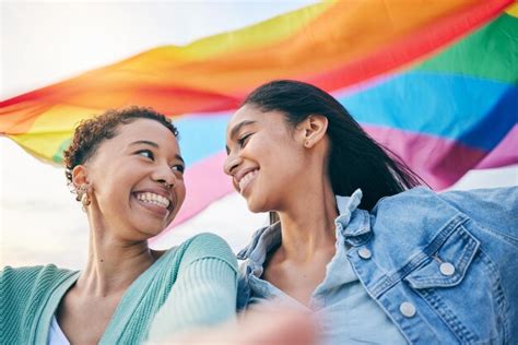 Casal Feliz De Lésbicas Com Mulheres Na Bandeira Do Orgulho De Selfie E