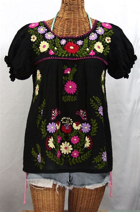 El arte textil mexicano posee siglos de historia y creatividad a lo largo del país. Bordado de la parte superior de la blusa campesina ...