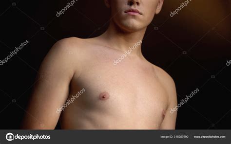 Hombre Andrógino Con Torso Desnudo Sobre Fondo Negro Expresión Género fotografía de stock