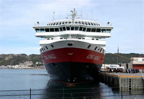 See full cruise review at midtnightsuncruise.blogspot.com. Die "KONG HARALD" der Hurtigruten (nordgehend) am 24.08.06 ...