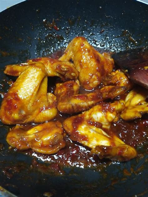 Salim dari kampung tupong di petrajaya, terkenal dengan sambal kicap yang dihasilkannya dan dijual bersama suntong tutok sejak hampir tiga dekad lalu. ayam sambal kecap manis di 2020