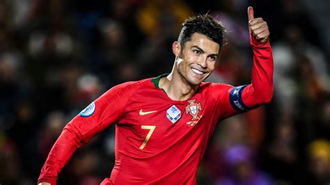 Cristiano Ronaldo becomes football's first billionaire - GRM Daily