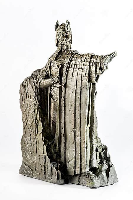 Lord Of The Rings Figurine Showing Isildur The Argonath King Of Gondor