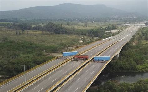 En toda su extensión, la línea limítrofe trascurre por 808,9 kilómetros de ríos y canales, 612. Venezuela bloquea un puente en la frontera con Colombia ...