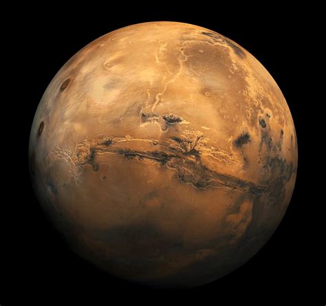 Marte poartă numele zeului roman al războiului și este adesea denumită planeta roșie, deoarece oxidul de fier predominant pe suprafața sa îi conferă un aspect roșiatic distinctiv între corpurile astronomice vizibile cu ochiul liber. Marte - InfoEscola