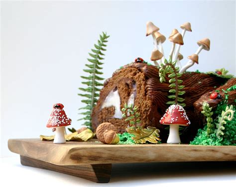 The yule log is a specially chosen log that's traditionally burned on the hearth on christmas photo of yule log with elf/sled decorations: Amazing! | Woodland cake, Yule log cake, Cake decorating set