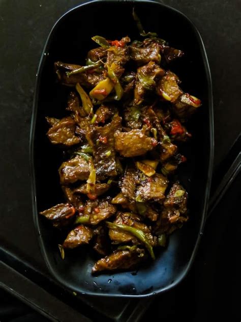 This beef stir fry is loaded with juicy beef and crispy vegetables coated in a easy healthy stir fry sauce. crispy beef stir fry in ginger-pepper sauce. | Island smile in 2020 | Stuffed peppers, Crispy ...