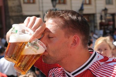 Британские ученые потратят огромную сумму чтобы узнать почему футбольные фанаты напиваются