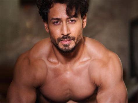 Tiger Shroff Set Internet Ablaze With His Shirtless Pic Check Pic Here