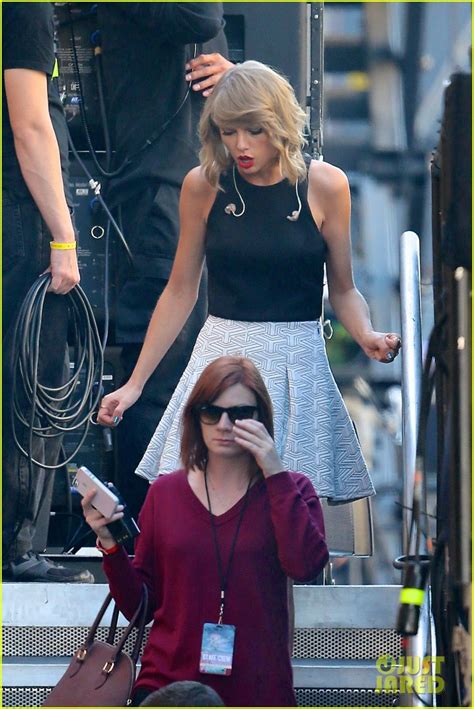 Photo Taylor Swift Gets Ready To Entertain Us On Jkl 15 Photo 3225859 Just Jared
