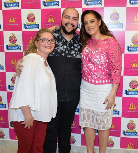 A jovem que sofre de déficit neurológico recebeu uma bela homenagem da mãe. EGO - Silvia Abravanel inaugura 'Escola de Princesas' em ...