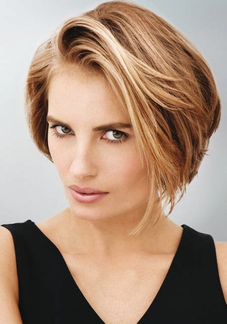 Coiffure carré court dégradé tendance. Coupe cheveux carré court dégradé effilé