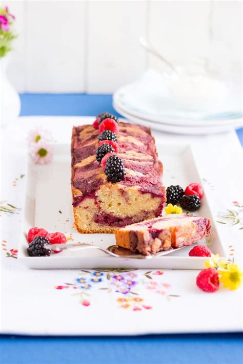 Kuchen aus dem rohr nehmen und mit zuckerwasser beträufeln. Griess Rührkuchen Griechischer Joghurt & Beeren Swirl ...