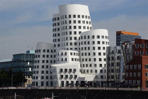 Gehry, executive architects beucker maschlanka + partner, house b is made with prefabconcrete. Der neue Zollhof - Gebäude C (Düsseldorf-Hafen, 1999 ...