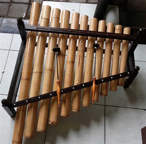 Rindik merupakan alat musik tradisional bali yang terbuat dari bambu, dimana alat musik ini dimainkan dengan cara dipukul menggunakan alat tongkat pemukul bernama panggul. 15 Alat Musik Tradisional Bali: Pengertian, Sejarah, Contoh