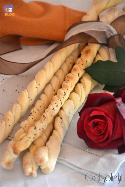 Dopo un periodo in cui tutti i we prepari panettoni e pandori, gli avanzi di lievito madre sono in quantità considerevoli. Grissini con esubero di pasta madre