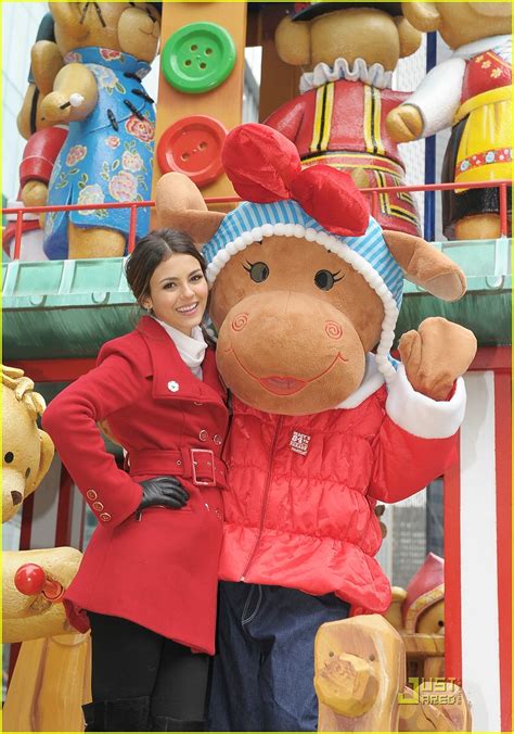 Full Sized Photo Of Victoria Justice Macys Parade 06 Victoria Justice