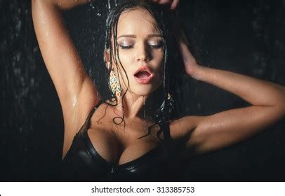 Sexy Girl Under Shower Stock Fotografie Shutterstock