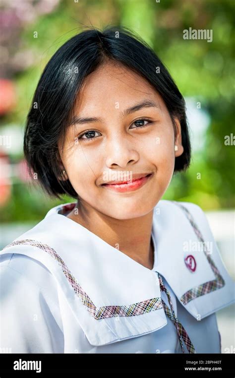 une belle fille d école philippine pose dans un parc à angeles philippines photo stock alamy