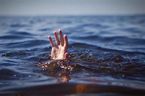 Satu keluarga perawat di purwakarta jadi korban pembacokan, anak balitanya selamat. Satu Keluarga Jadi Korban Tenggelamnya Kapal di Danau Toba ...
