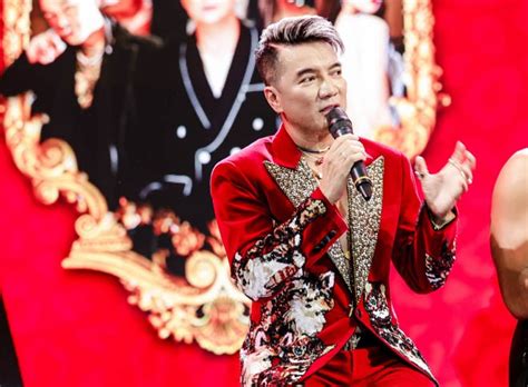 Chợ hà nội bắt đầu quây tấm chắn ni lông để bán hàng. "Đụng mặt", Hồ Ngọc Hà - Lệ Quyên coi nhau như "người vô hình"