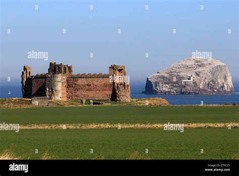 Tantallon Castle With Bass Rock In Background Stock Photo Alamy