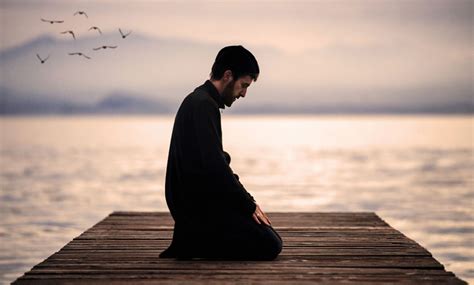 Mejelaskan bahawa tidak selamanya orang yang diam memiliki sedikit ilmu, sedangkan foto sisi kanan menjelaskan tidak semua orang. 9 Kemuliaan Orang Menjaga Solat | Islam Itu Indah
