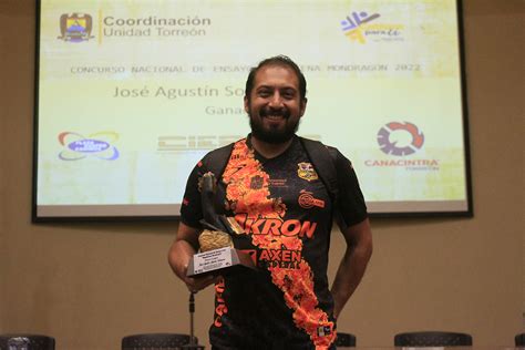 José Agustín Solórzano recibe presea Magdalena Mondragón en Torreón