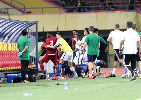 Tendangan bebas dang cuan son masih bisa disapu oleh pemain belakang indonesia menjauh dari jantung pertahanan. Pemain yang terlibat boleh digantung daripada sertai Sukan ...