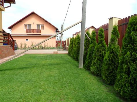 Sunt amenajate si cateva gradini cu flori salbatice, dar si un centru de vizitare, un hambar din 1918 restaurat si o scoala ce dateaza din 1874. Amenajare curte mica - Amenajari Gradini Speciale